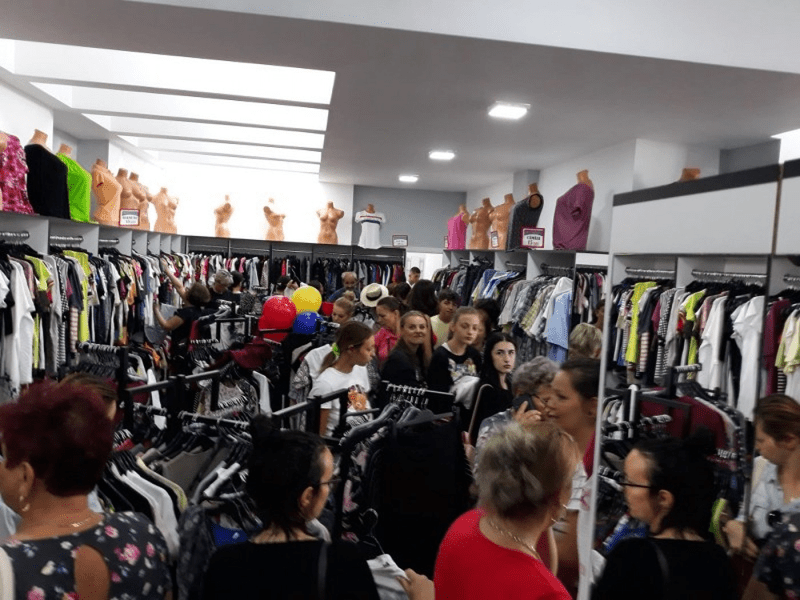 Vasluienii s-au bătut pe haine second-hand. Produsele de firmă, vândute la preț de chilipir