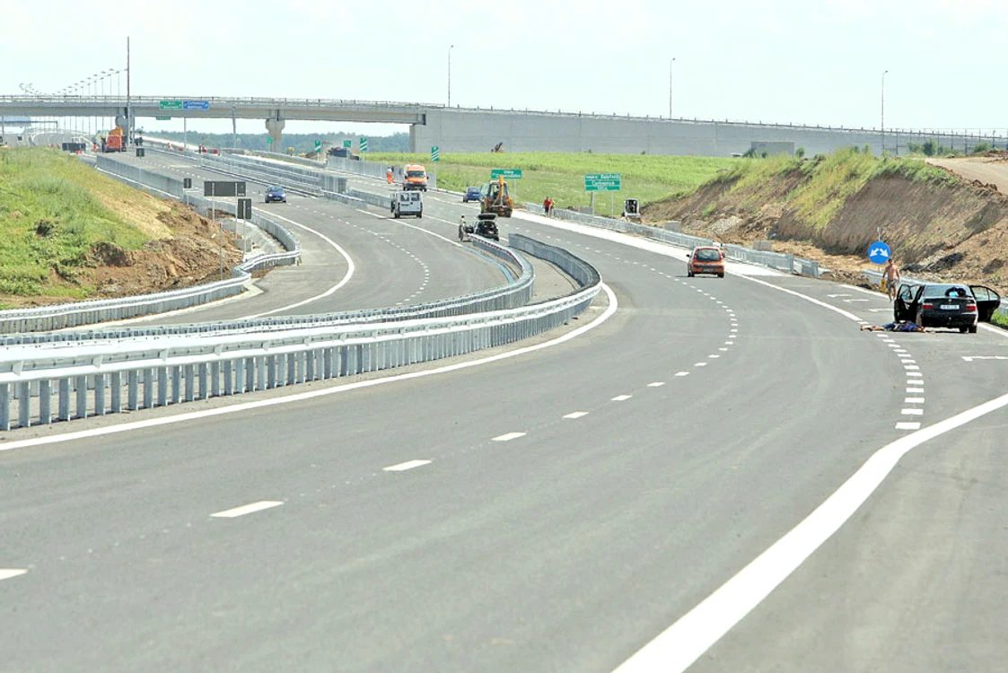 
    Lucrările sunt finalizate pe majoritatea autostrăzii  şi se poate circula normal (Fotografii: Sever Gheorghe)  