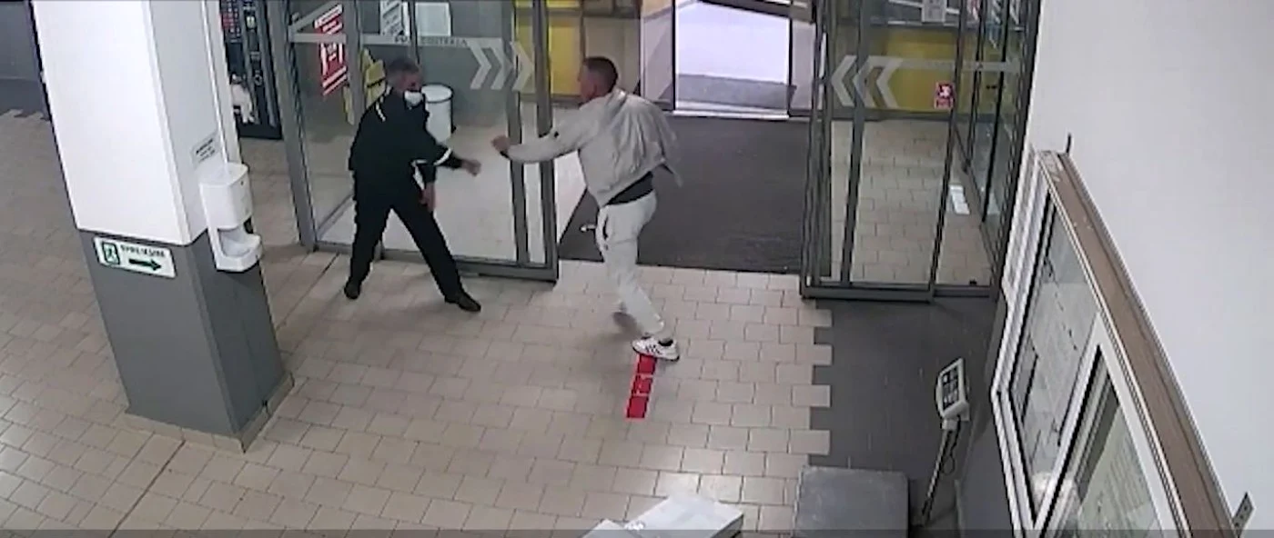 Bărbatul l-a lovit şi urmărit apoi pe poliţistul local în incinta pieţei FOTO captură video