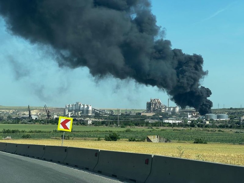 Incendiu în curtea fabricii de ciment din Medgidia. Ard cauciucuri pe o suprafaţă de o mie de metri pătraţi