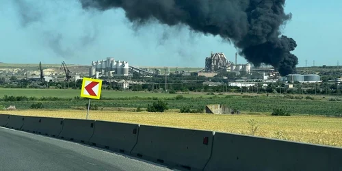 Incendiu în curtea fabricii de ciment din Medgidia. FOTO ISU Dobrogea 