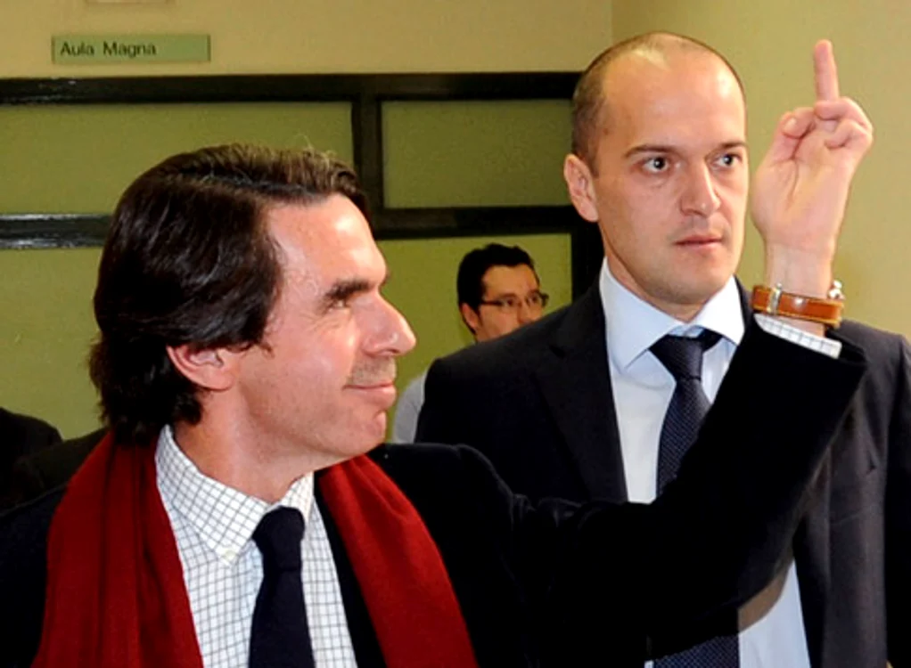 
    Fostul premier spaniol îi insultă pe studenţii din Oviedo  