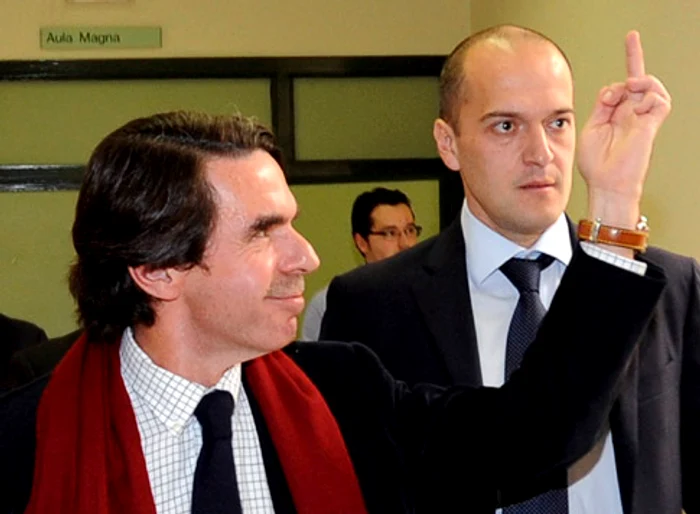 
    Fostul premier spaniol îi insultă pe studenţii din Oviedo  