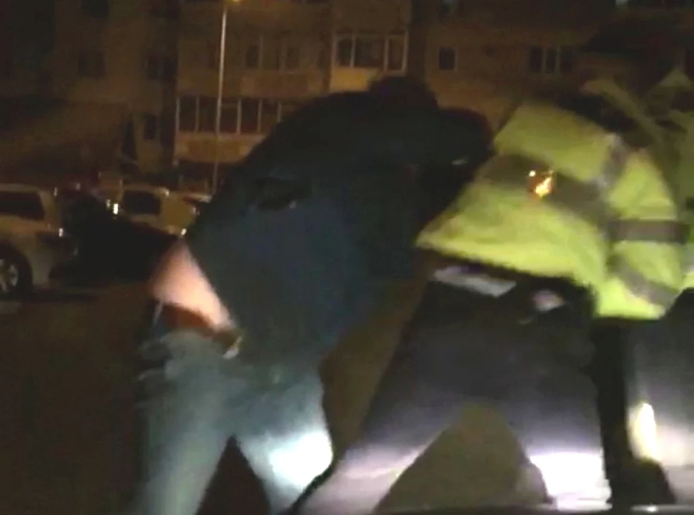 Agresorul, în momentul reţinerii de către poliţişti