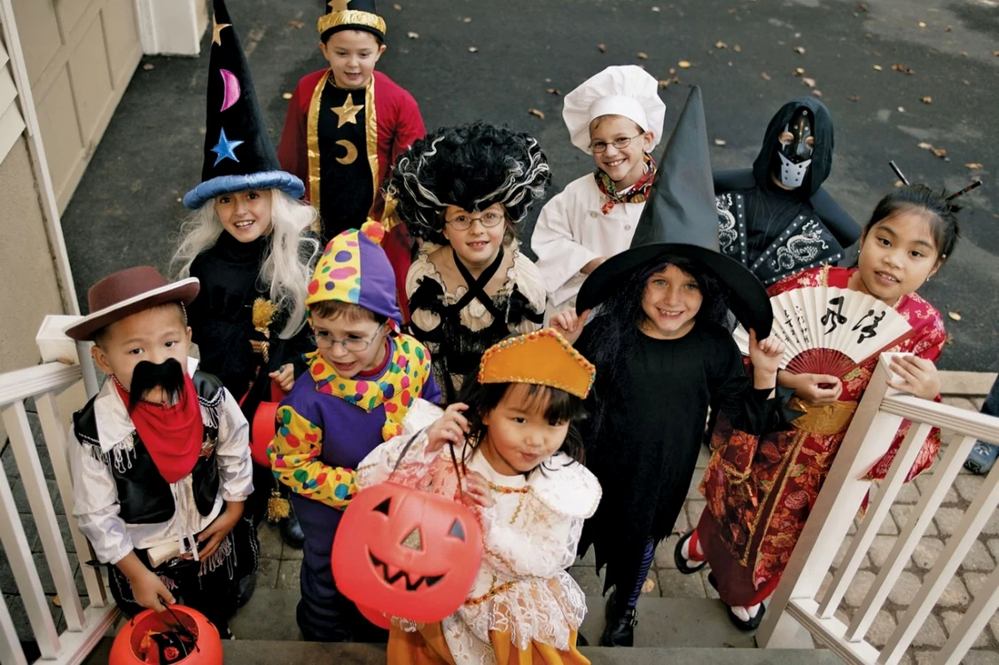 În SUA, unde Halloweenul e cel mai îndrăgit, sărbătoarea a devenit populară abia în a doua jumătate a secolului 19, odată cu sosirea milioanele de imigranţi irlandezi