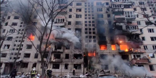 Bloc de 9 etaje distrus la Kiev foto Profimedia