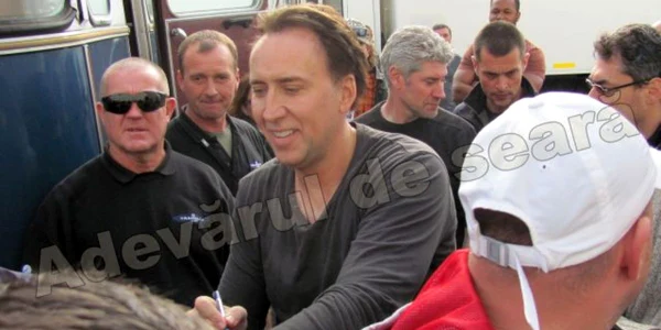 Nicolas Cage a dat autografe la Sibiu. Foto: Dragoş Popescu