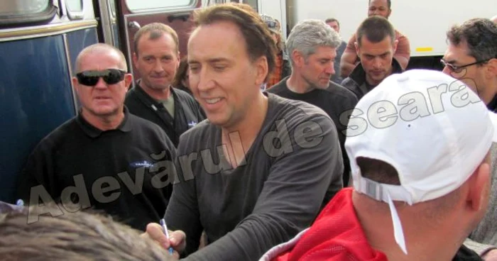 Nicolas Cage a dat autografe la Sibiu. Foto: Dragoş Popescu