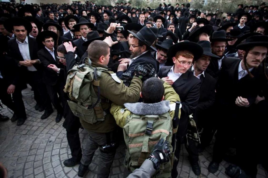 Mii de evrei ultraortodocşi au protestat în Israel şi au blocat joi mai multe autostrăzi reuters