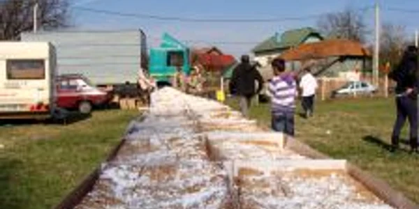 Plăcinta gigantică de la Tigveni, festin dulce de Ziua Comunei