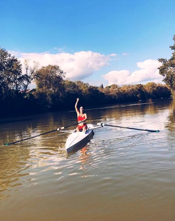 Catrinel Menghia a ieșit la plimbare pe lac