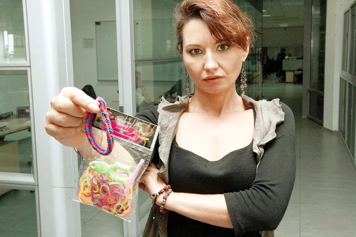 Mâinile copiilor sunt pline cu astfel de brăţăriFoto: Andreea Dancu/ Dorin Constanda