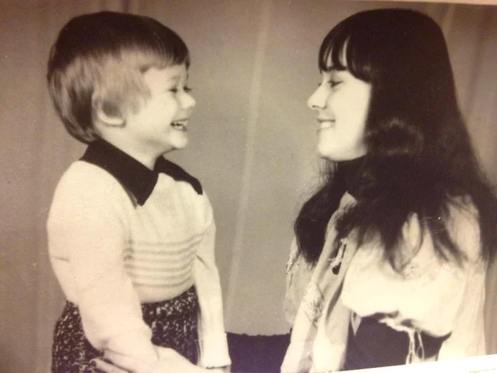 Paul, copil, alături de mama lui 