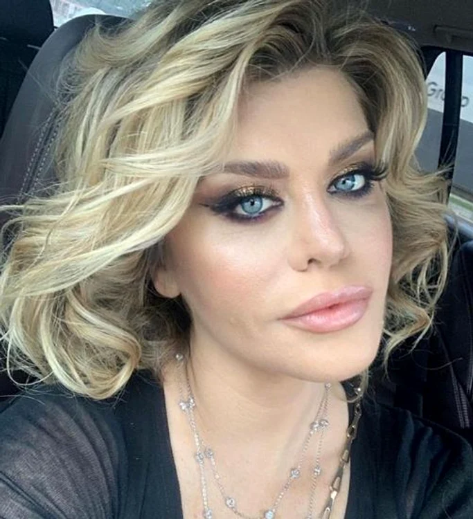 Așa arată Lori cu machiajul strident de scenă 