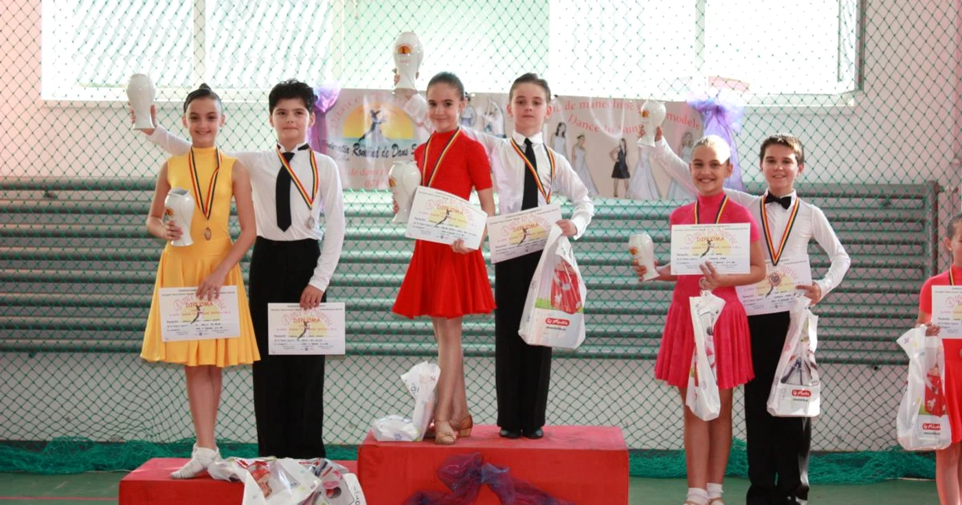 Mihai Crăciun şi Liana Muşoiu (stânga), dansatorii valceni care s-au urcat pe podium la un concurs national de dans sportiv