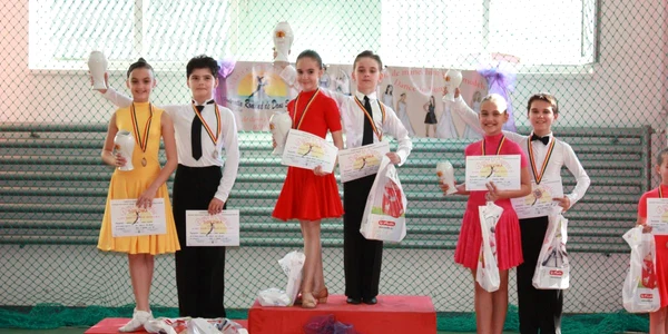 Mihai Crăciun şi Liana Muşoiu (stânga), dansatorii valceni care s-au urcat pe podium la un concurs national de dans sportiv