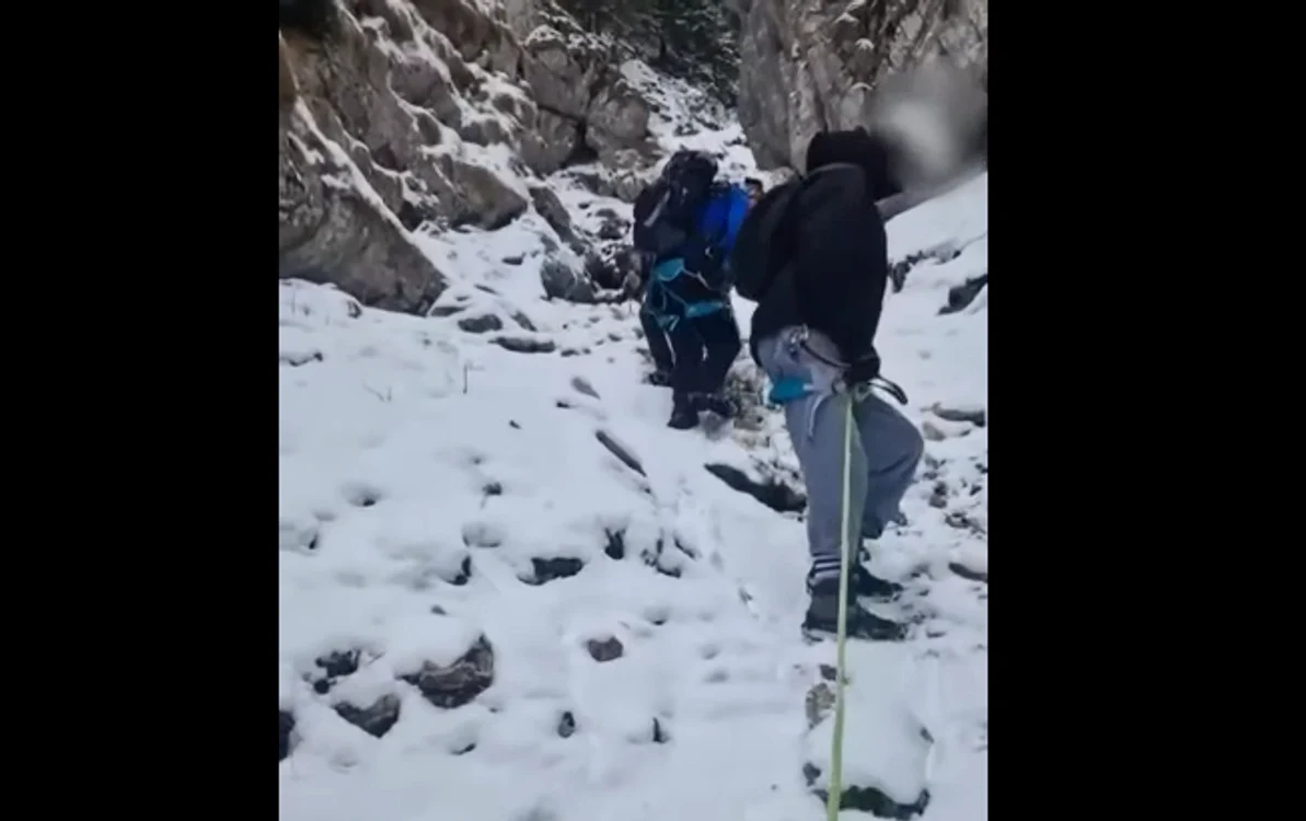 Turiștii au fost coborâți în siguranță. FOTO captură video FB Jandarmeria Română