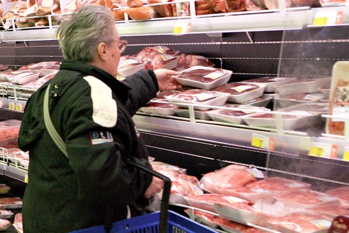 Şase tiruri turceşti  au adus în ţară fructele  cu pesticide. Produsele vor fi distruse