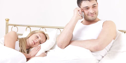 Ménaje à  trois cu smartphone-ul
