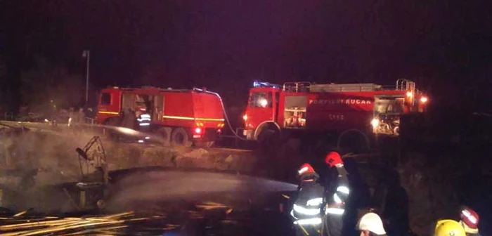 Trei echipaje cu trei autospeciale cu apă şi spumă au acţionat pentru stingerea incendiului. Foto ISU Argeş