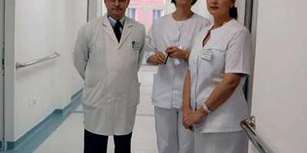 Medicul Sosipatru Cojocaru (stânga) riscă să nu mai efectueze intervenţii chirurgicale
