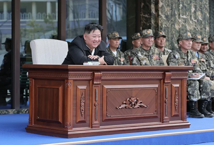 Kim Jon Un, asistând la o demonstrație militară de forță FOTO: X