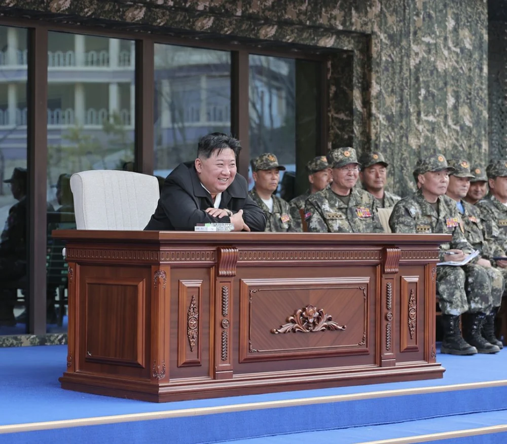 Cum s-a distrat liderul nord coreean în timpul unui exercițiu militar brutal. Soldații Phenianului se lovesc cu topoarele în abdomen