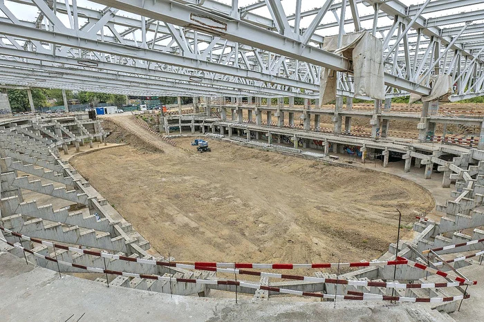 Lucrările la patinoar  au fost reluate  după 6 ani