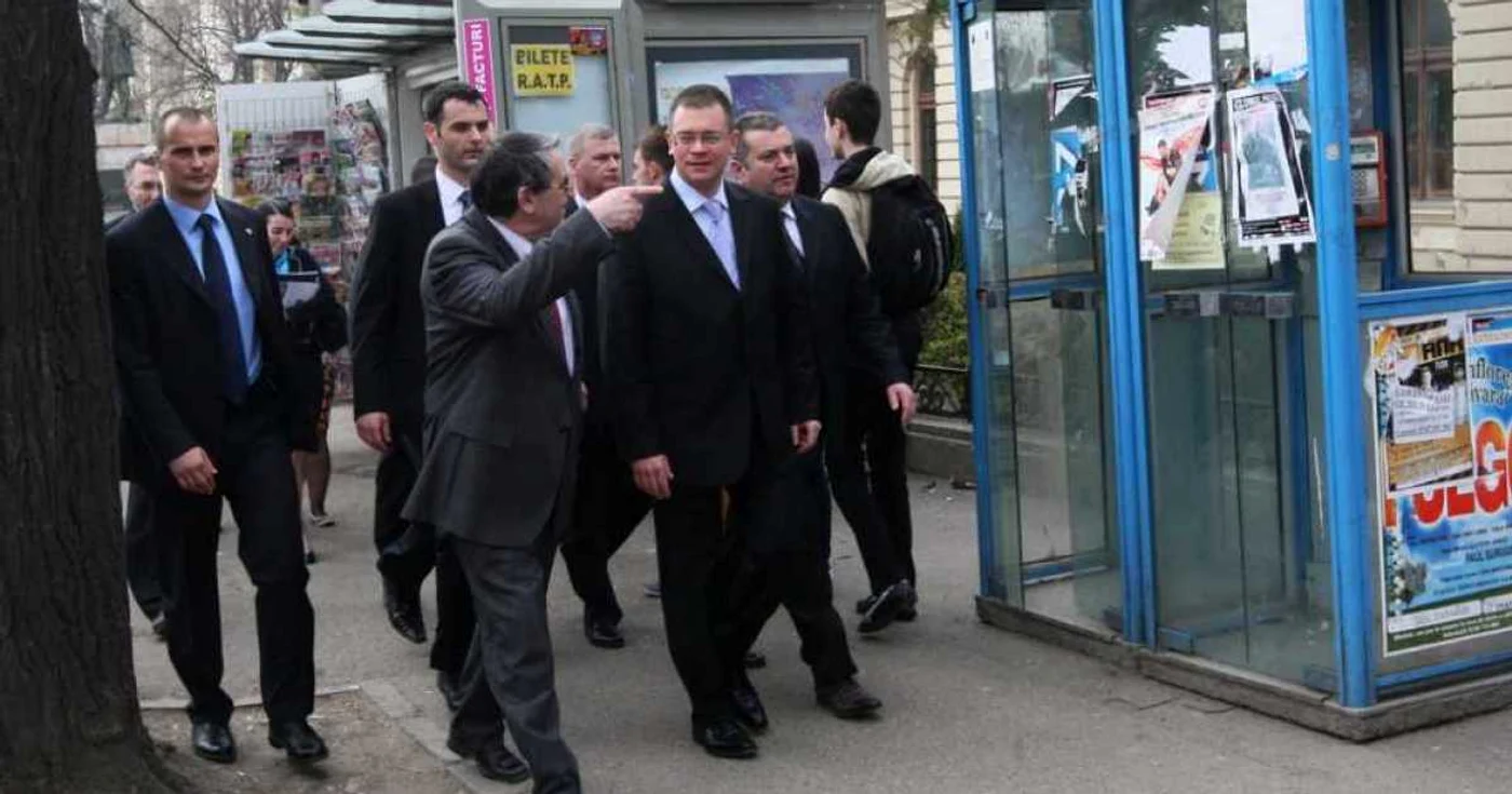 Premierul Mihai Răzvan Ungureanu s-a plimbat prin Copou