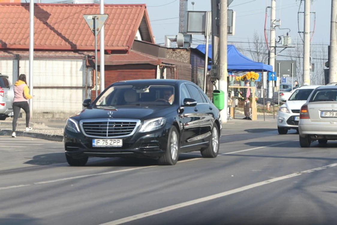 
    Adrian Alexandrov conduce Mercedesul de 150.000 de euro al fostei politiciene  