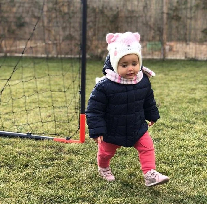 Micuței Victoria îi place să se joace cu mingea