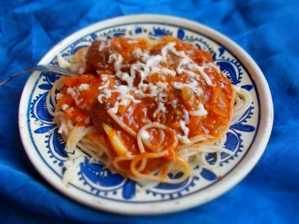 spaghete cu chiftelute si sos de rosii jpeg
