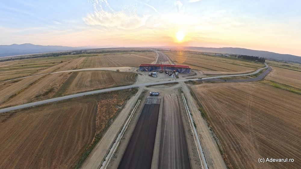 Primii kilometri de asfalt pe viitoarea autostradă Sibiu–Făgăraș. Cum arată cel mai avansat tronson al A13
