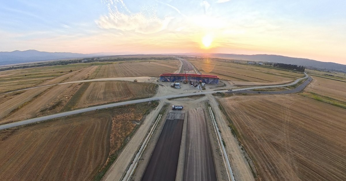 Primii kilometri de asfalt pe viitoarea autostradă Sibiu-Făgăraș. Cum arată cel mai avansat tronson al A13
