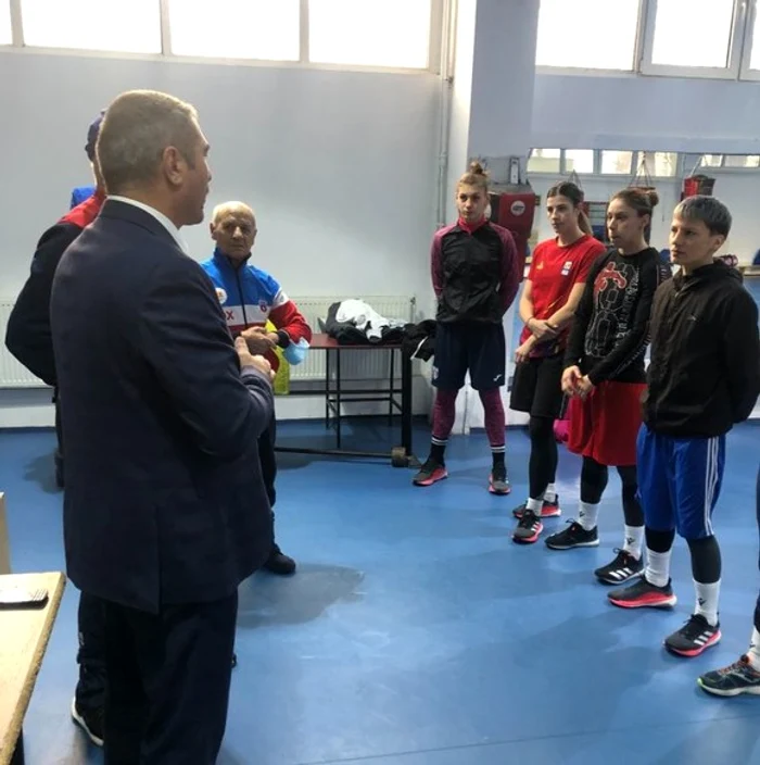 Vasile Cîtea, alături de pugilistele din lotul național