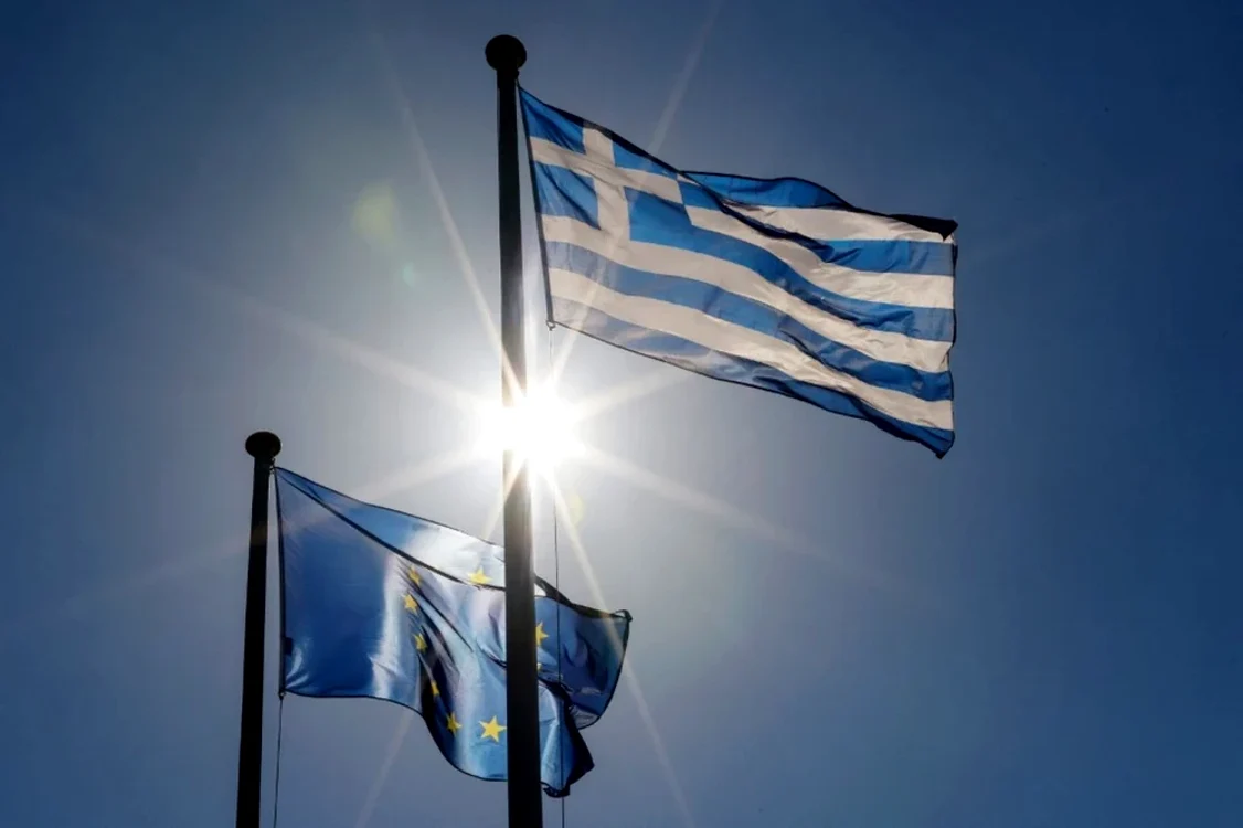 Drapelele Greciei și UE FOTO: AFP