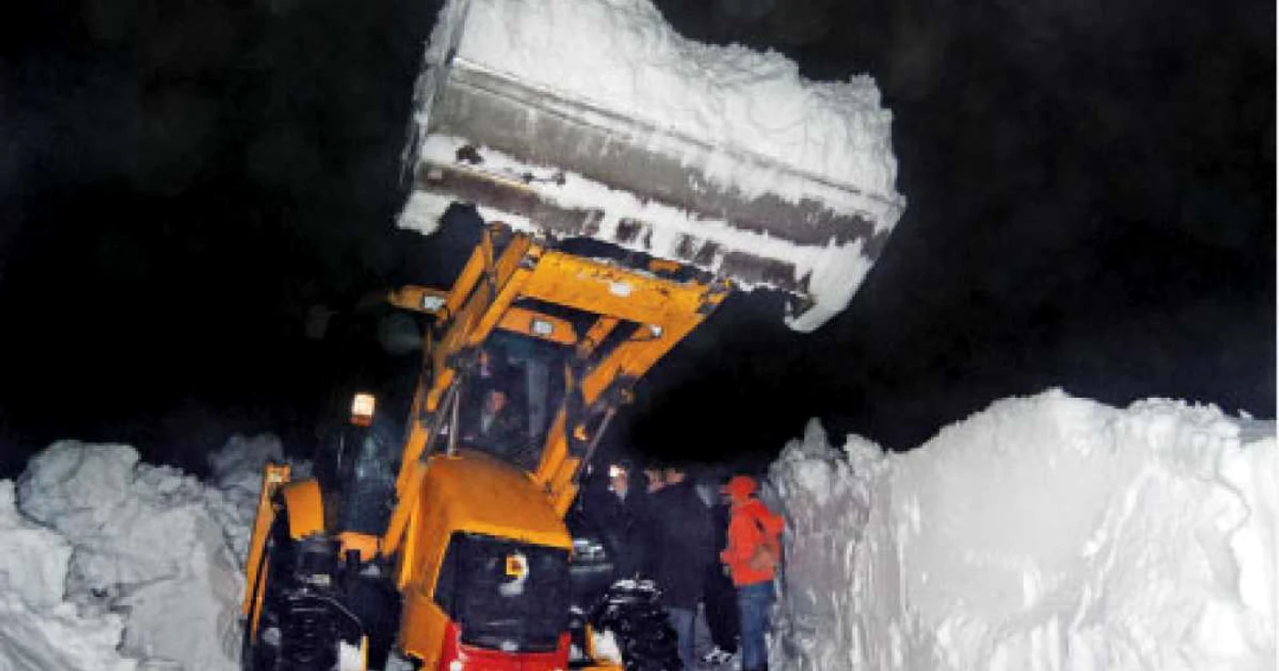 Un excavator încearcă de trei zile să ajungă la maşinile rămase în nămeţii 