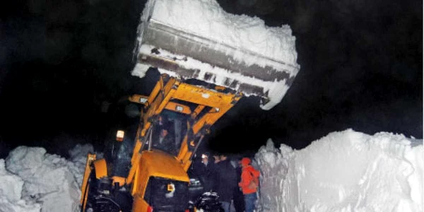Un excavator încearcă de trei zile să ajungă la maşinile rămase în nămeţii 