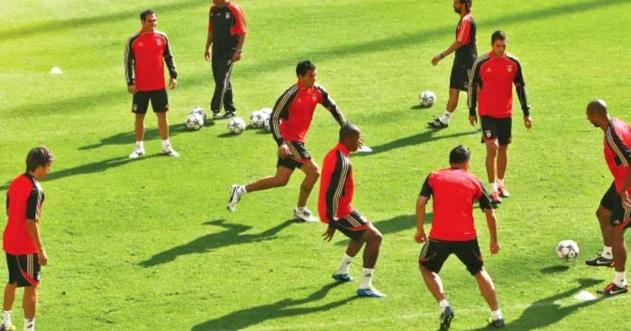 La antrenamentul oficial al jucătorilor de la Benfica au apărut mici „gropiţe“ în gazonul de pe „Arena Naţională“