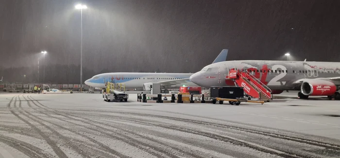 Pista înschisă din cauza zăpezii FOTO: Manchester Airport Aviation