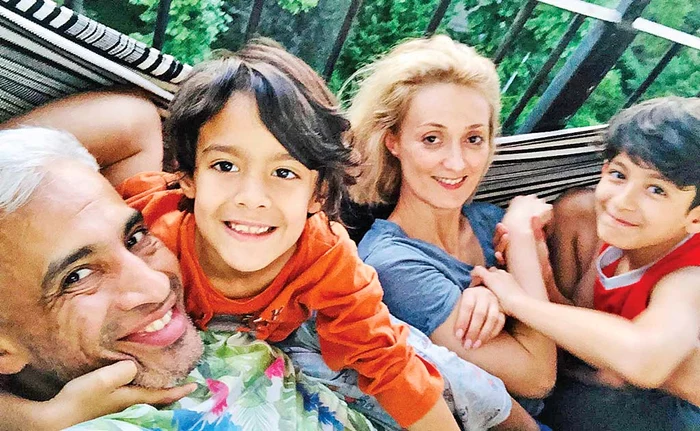 
    Wilmark, Joakin, Ioana şi Loukas  