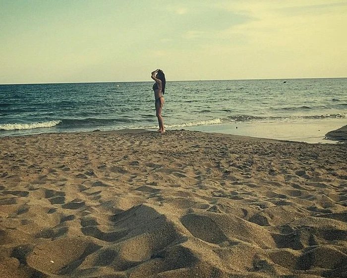 Cântăreaţa a ieşit la plajă într-un costum de baie din două piese