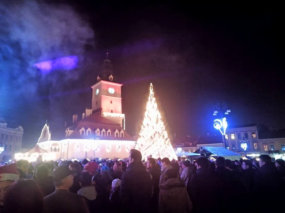 Spectacolul va fi în Piaţa Sfatului.
