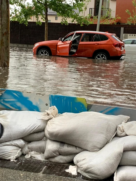 Locuitorii din zona Sisești se plâng că au canalizarea înfundată și apa le intră în subsolurile blocurilor