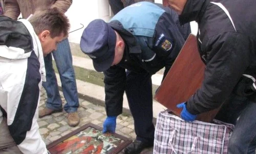 Două icoane recuperate de poliţiştii hunedoreni au ajuns la Muzeul Judeţean Mureş jpeg