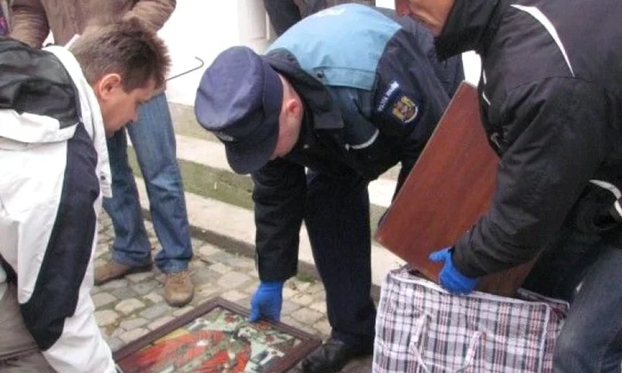 Două icoane recuperate de poliţiştii hunedoreni au ajuns la Muzeul Judeţean Mureş jpeg