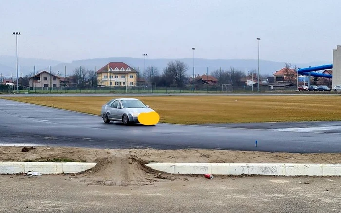 Maşină pe pista de atletism din Deva. Foto: Adina Petruţ. Facebook