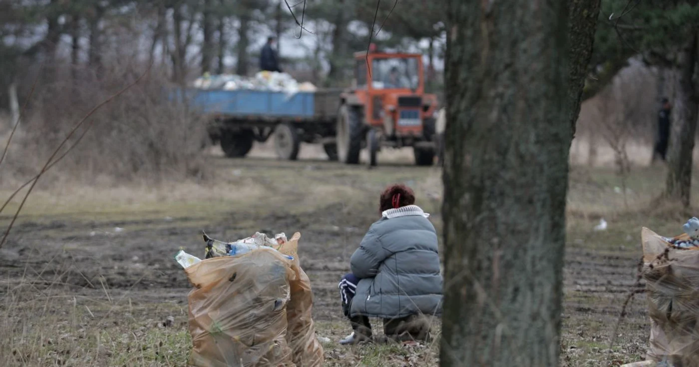 Oamenii strazii ingheata de frig (foto arhiva)
