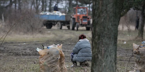 Oamenii strazii ingheata de frig (foto arhiva)