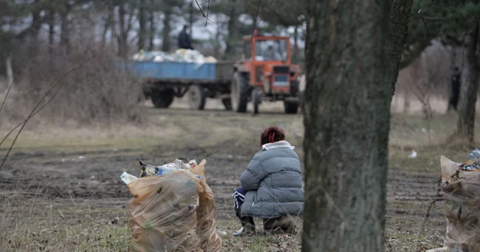 Oamenii strazii ingheata de frig (foto arhiva)